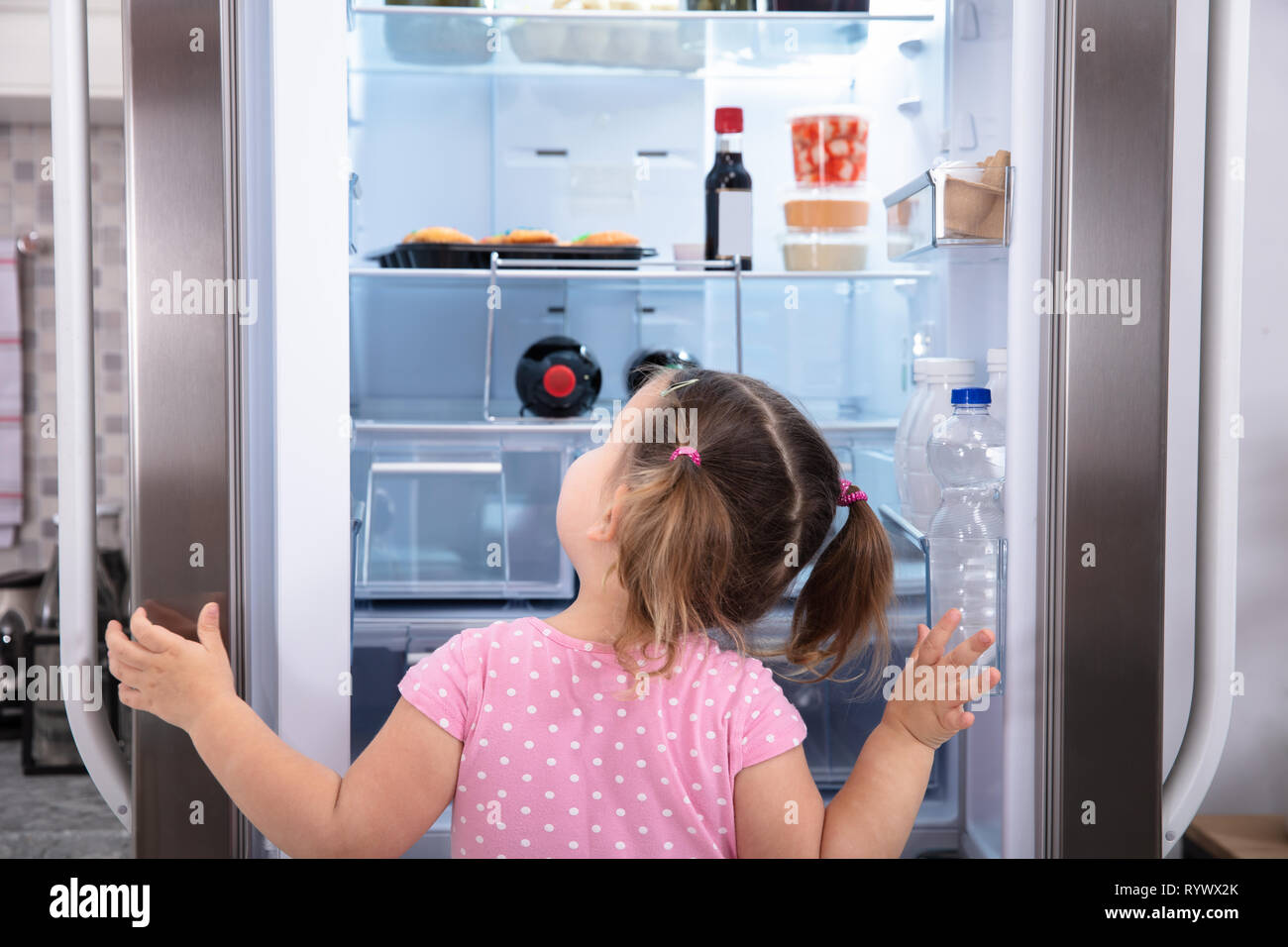To-do list on fridge in kitchen Stock Photo - Alamy