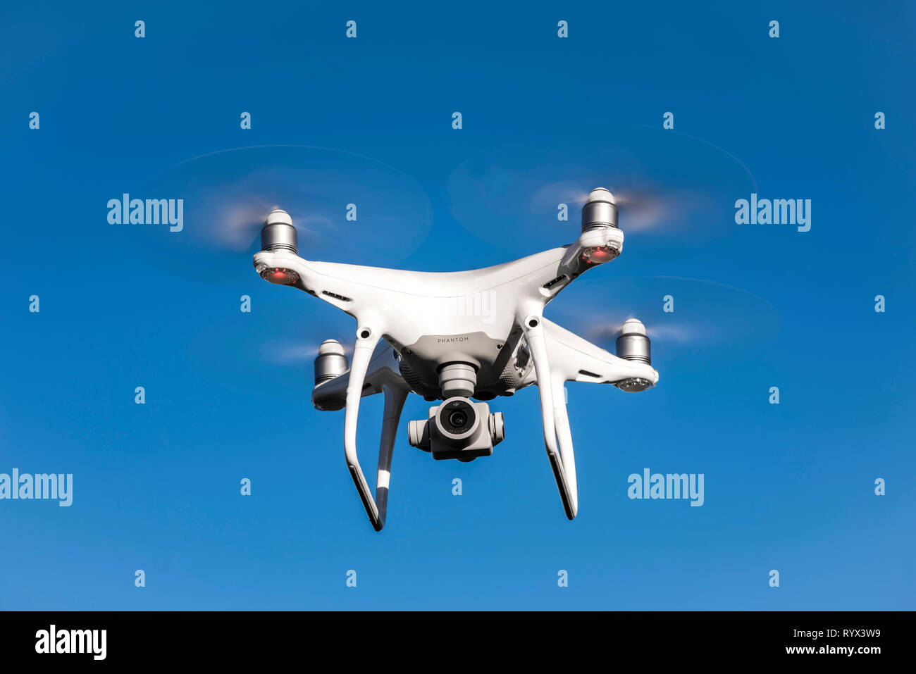 Dji phantom 4 pro drone flying hi-res stock photography and images - Alamy
