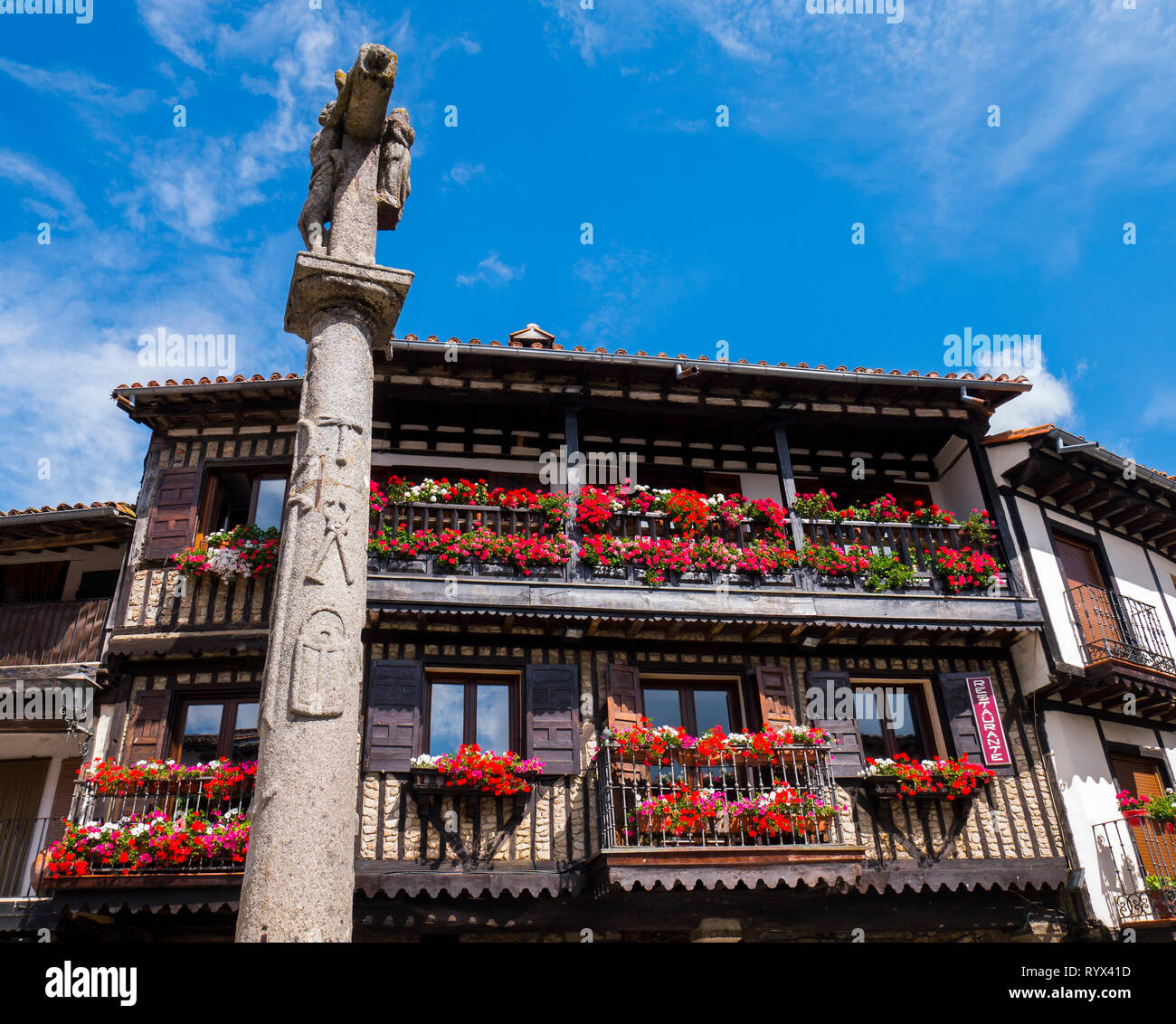 Tradicional balcón de madera con flores en La Alberca. Sierra de Francia. Salamanca. Castilla León. España. Stock Photo