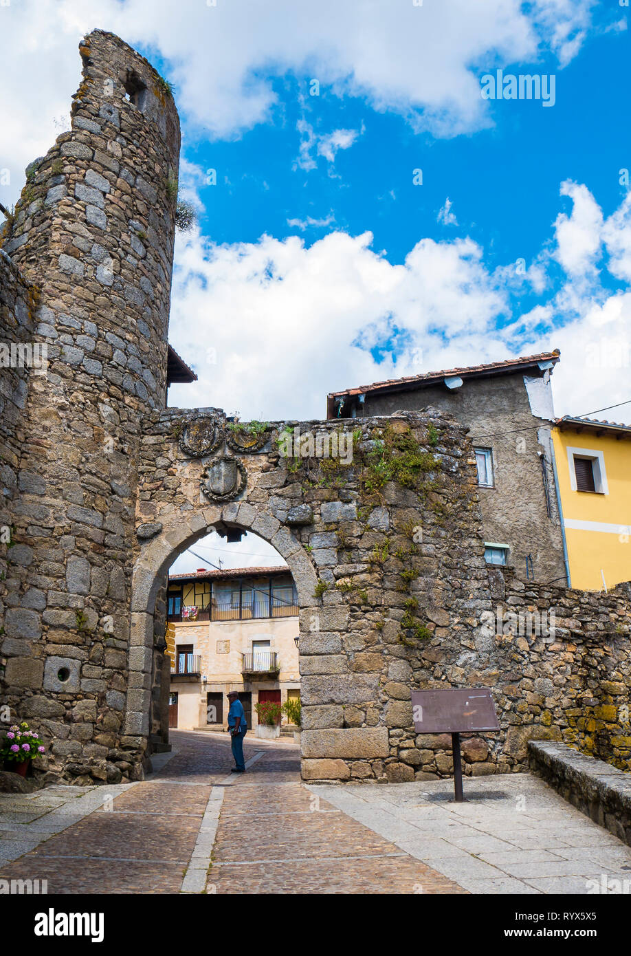 Arco de entrada a Miranda del Castañar. Sierra de Francia. Salamanca. Castilla León. España. Stock Photo