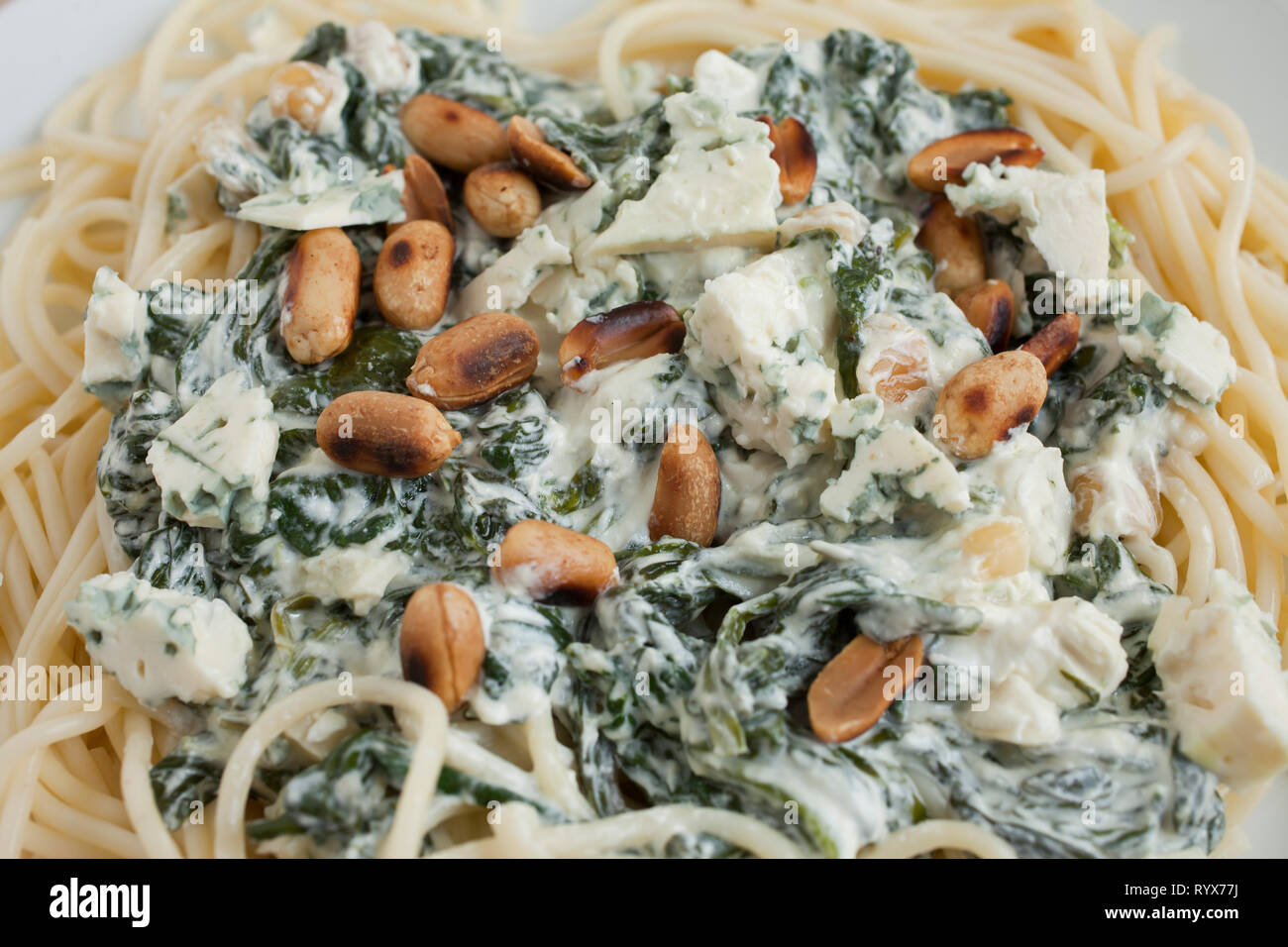 Pasta with spinach and cheese Stock Photo - Alamy