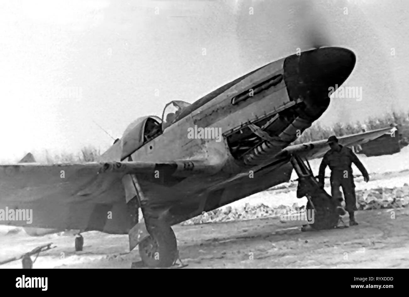 Personal photographs and memorabilia of fighting Americans during the Second World War. P-51 Mustang fighter maintenance ground crew. Stock Photo