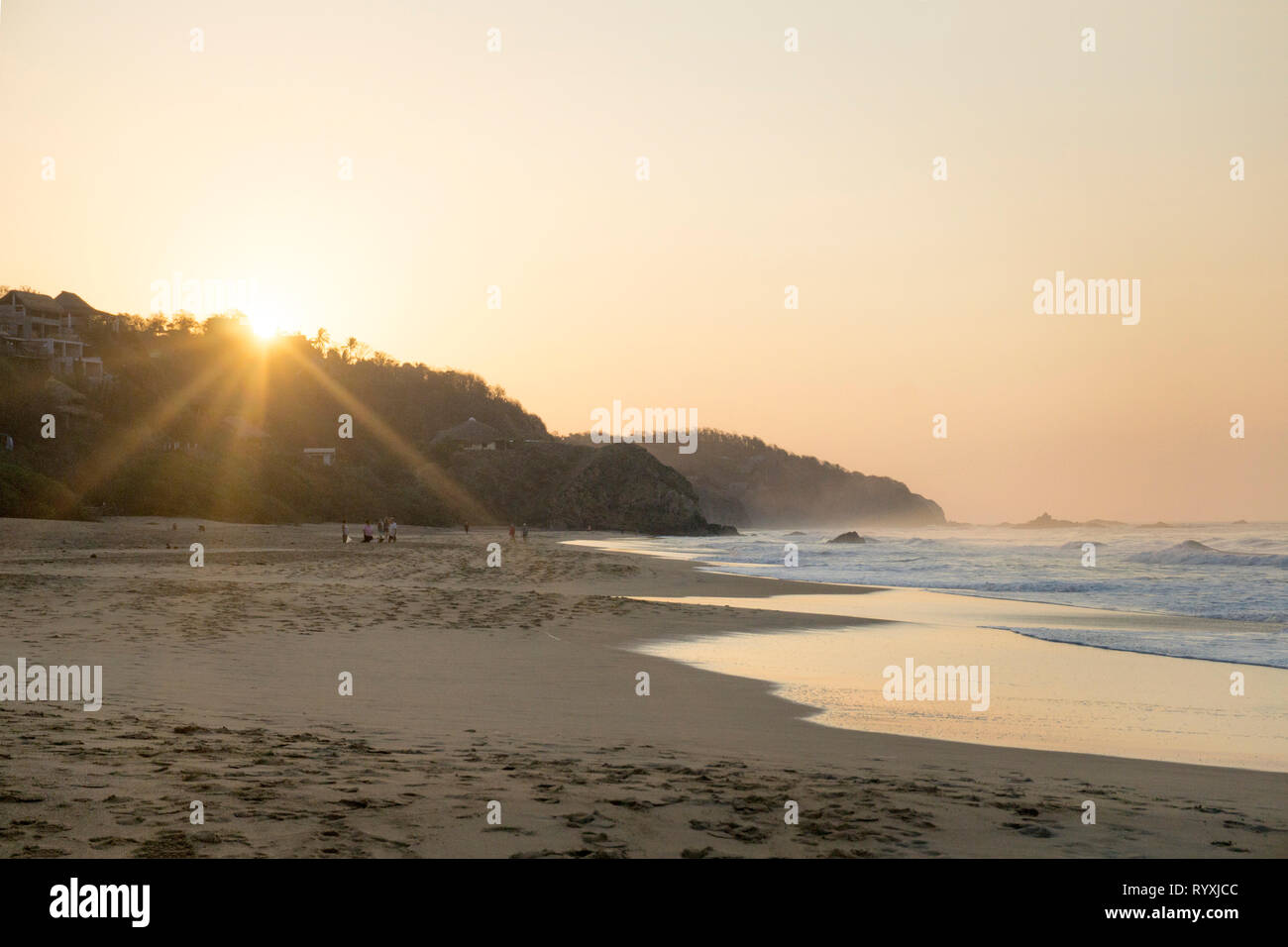 San Agustinillo, Mexico. 15th Mar, 2019. Friday March 15, 2019, people gather on the beach at San Agustinillo Oaxaca Mexico to see the sunrise & walk in the cool of early morning Credit: Dorothy Alexander/Alamy Live News Stock Photo