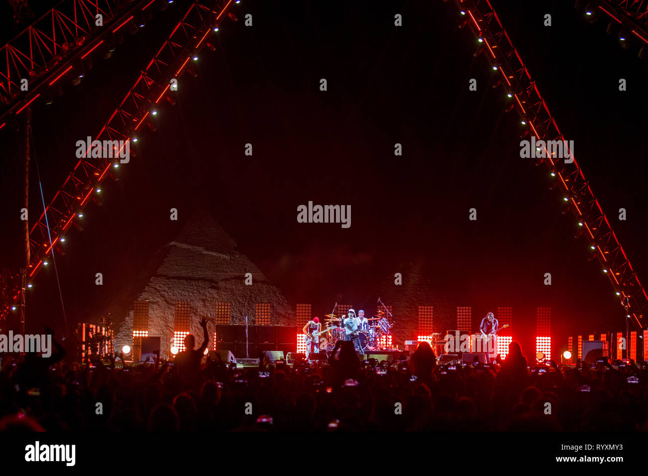 krabbe Officer kalender Cairo, Egypt. 15th Mar, 2019. The US band the Red Hot Chili Peppers  performs at the Giza Pyramids outside Cairo. Credit: Gehad Hamdy/dpa/Alamy  Live News Stock Photo - Alamy
