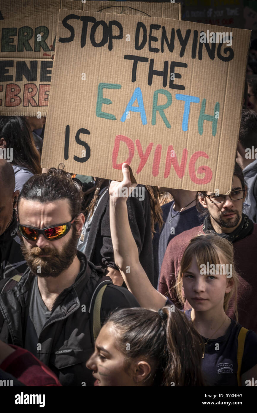 Barcelona, Catalonia, Spain. 15th Mar, 2019. A demonstrator is seen holding a placard saying stop denying the earth is dying during the protest.Protest against climate change, Thousands of young people from around the world have mobilized with the impact of global warming convened by Fridays for future in the wake of Greta Thunberg's protests. Credit: Paco Freire/SOPA Images/ZUMA Wire/Alamy Live News Stock Photo