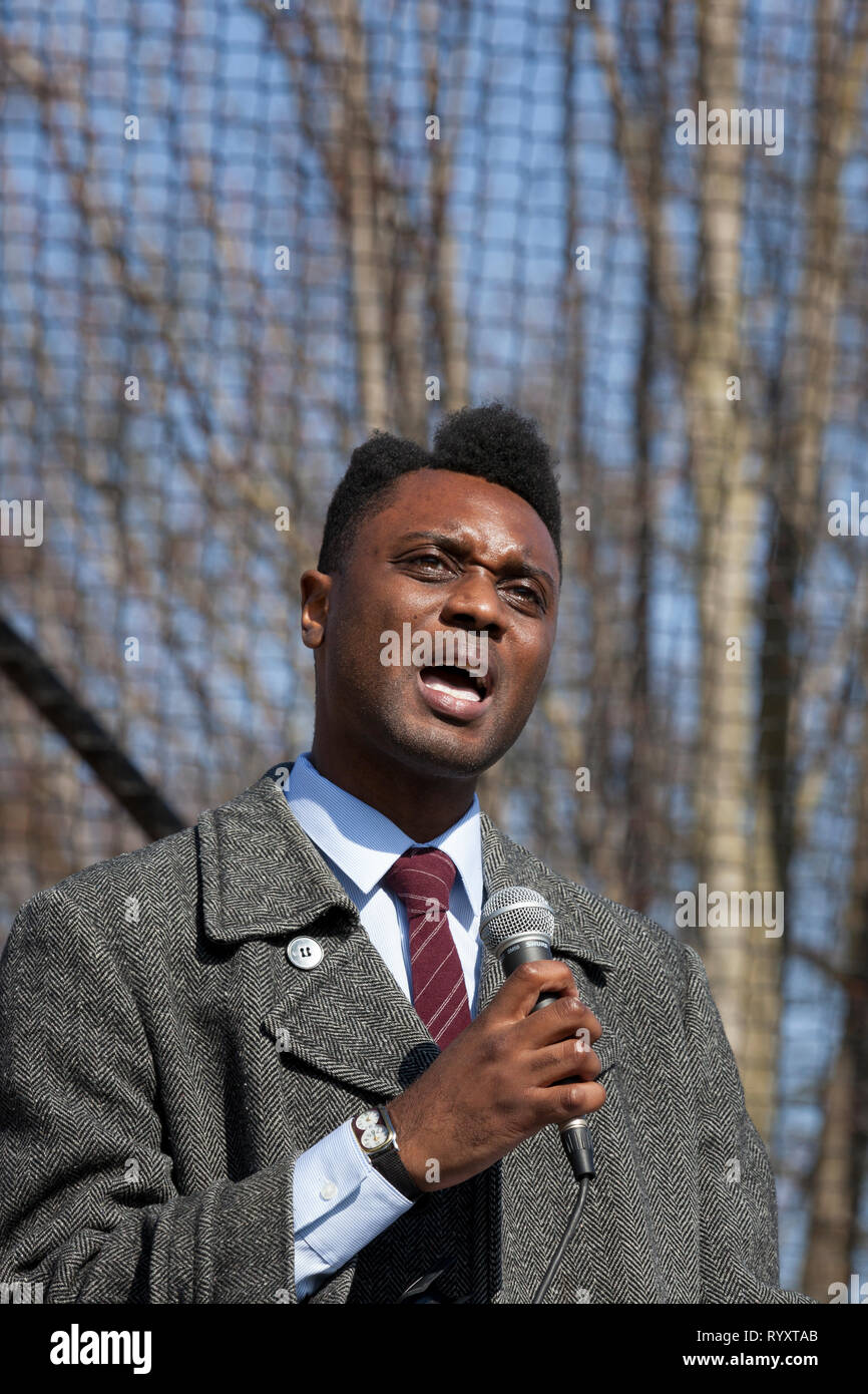 Seattle, Washington: Community organizer and city council candidate Shaun Scott speaks to supporters from all over the region at a rally in Cal Anderson Park in support of the Green New Deal and to draw attention to the lack of action on climate change. The Seattle Youth Climate strike was held in is solidarity with the worldwide Climate Strike movement. Credit: Paul Christian Gordon/Alamy Live News Stock Photo
