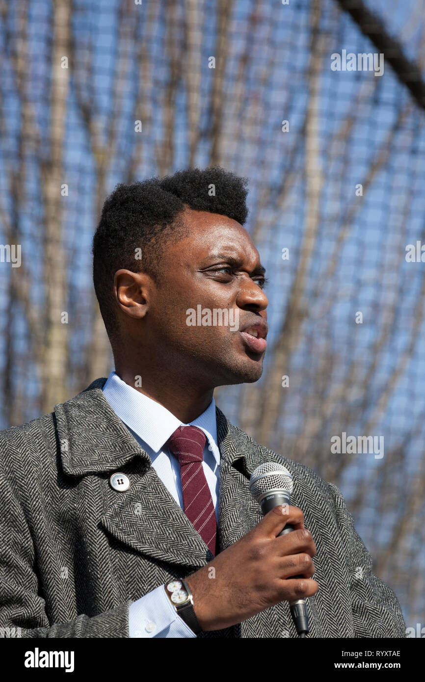 Seattle, Washington: Community organizer and city council candidate Shaun Scott speaks to supporters from all over the region at a rally in Cal Anderson Park in support of the Green New Deal and to draw attention to the lack of action on climate change. The Seattle Youth Climate strike was held in is solidarity with the worldwide Climate Strike movement. Credit: Paul Christian Gordon/Alamy Live News Stock Photo