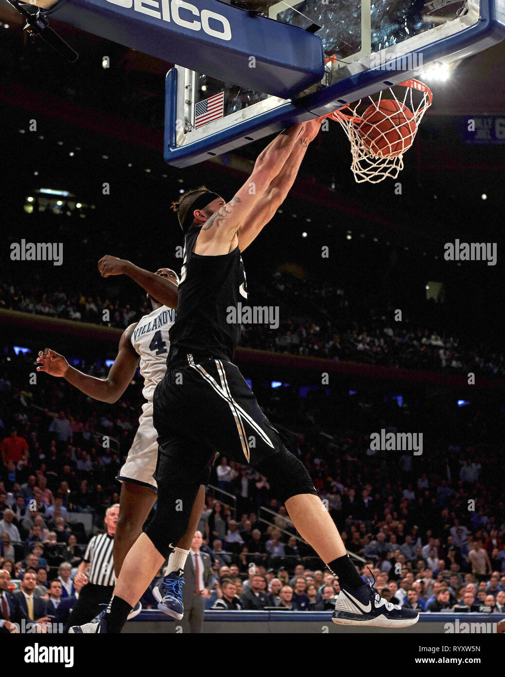 New York, New York, USA. 15th Mar, 2019. Xavier Musketeers forward Zach Hankins (35) dunks on a halley-hoop from guard Paul Scruggs (1) (not pictured) in the second half during semifinal round of the Big East Tournament between the Xavier Musketeers and the Villanova Wildcats at Madison Square Garden in New York City. Villanova defeated Xavier in overtime 71-67. Duncan Williams/CSM/Alamy Live News Stock Photo