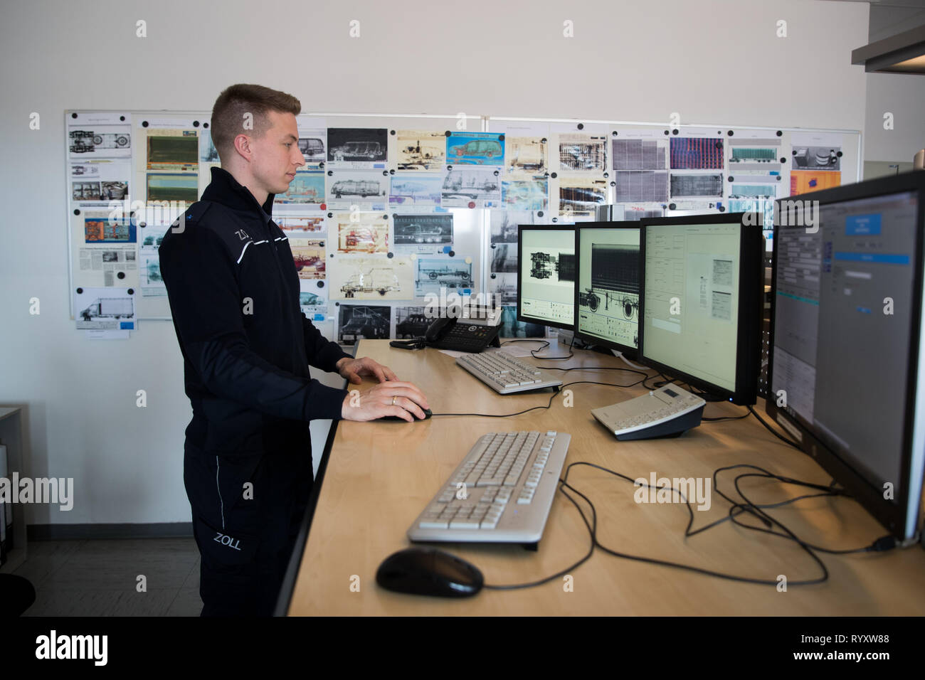 Hamburg Germany 08th Mar 2019 A Customs Officer Uses A