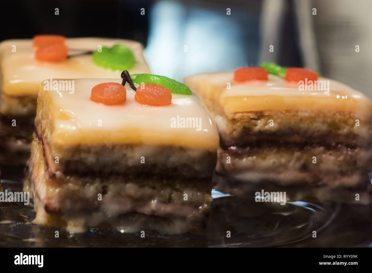 Süße Nachspeise mit Kirschen Dekoration - Kuchen, Kuchenstücke als Dessert Stock Photo