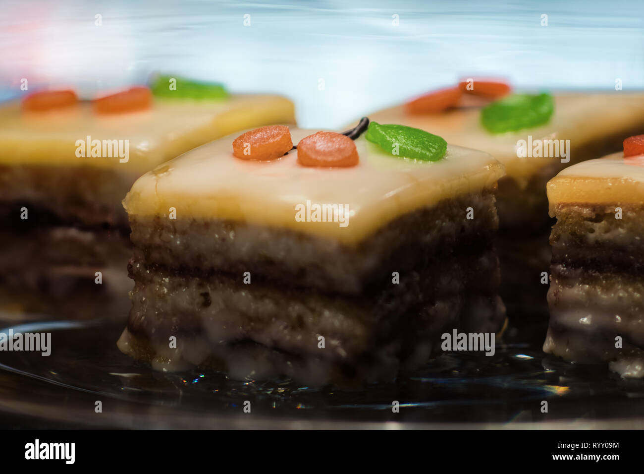 Süße Nachspeise mit Kirschen Dekoration - Kuchen, Kuchenstücke als Dessert Stock Photo
