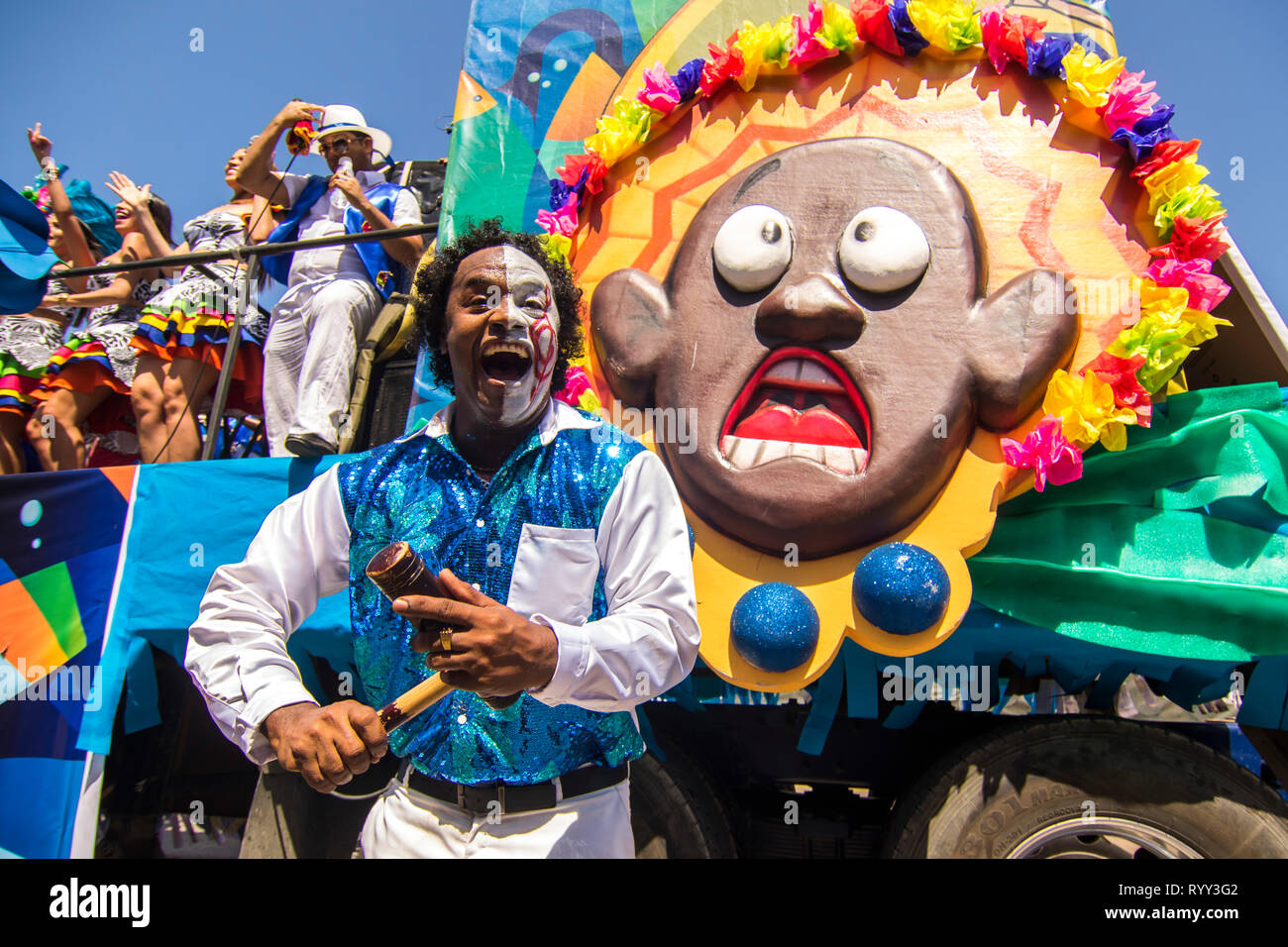 Man singing in front of float. The battle of flowers is an event that takes place on Saturday of Carnival. It is a parade of floats, comparsas, cumbia Stock Photo