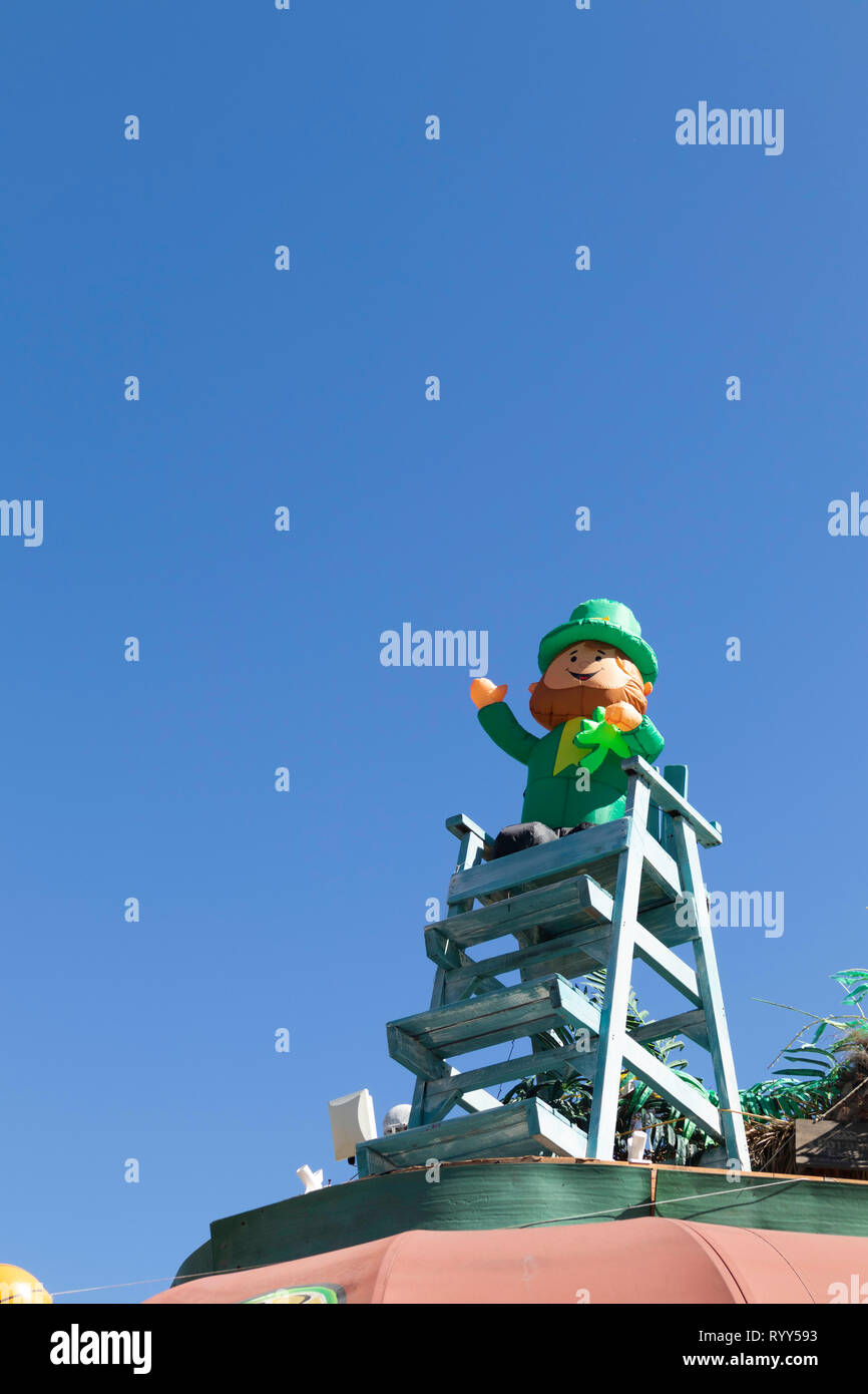 Irish welcoming sign on top of Mifflin's Saltwater Taffy, Palm Street Newport Beach California USA Stock Photo