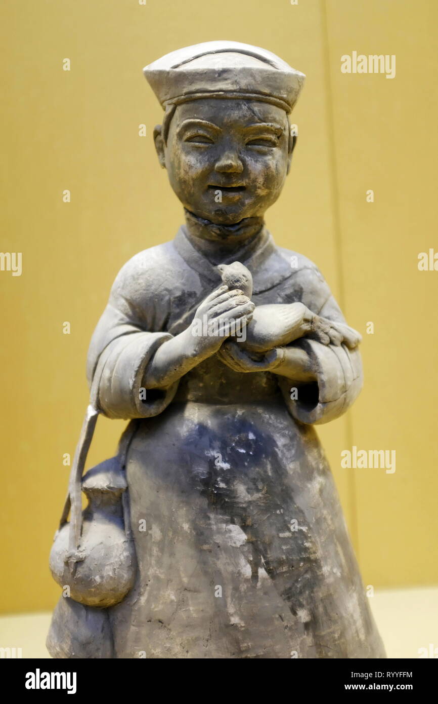 A ceramic figure of Servants with box in hands from Han Dynasty display in Suzhou Museum designed by I.M.Pei. Suzhou.Jiangsu province.China Stock Photo