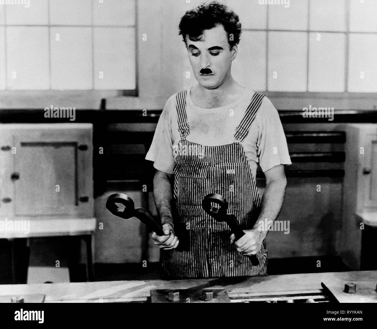 CHARLIE CHAPLIN, MODERN TIMES, 1936 Stock Photo - Alamy