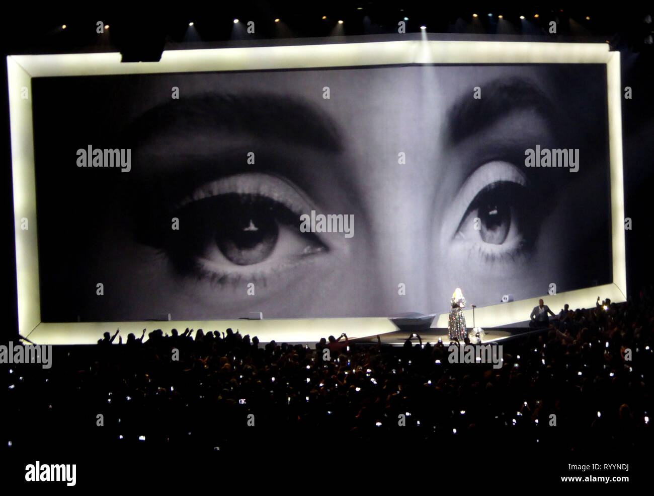Adele live 2016 hi-res stock photography and images - Alamy