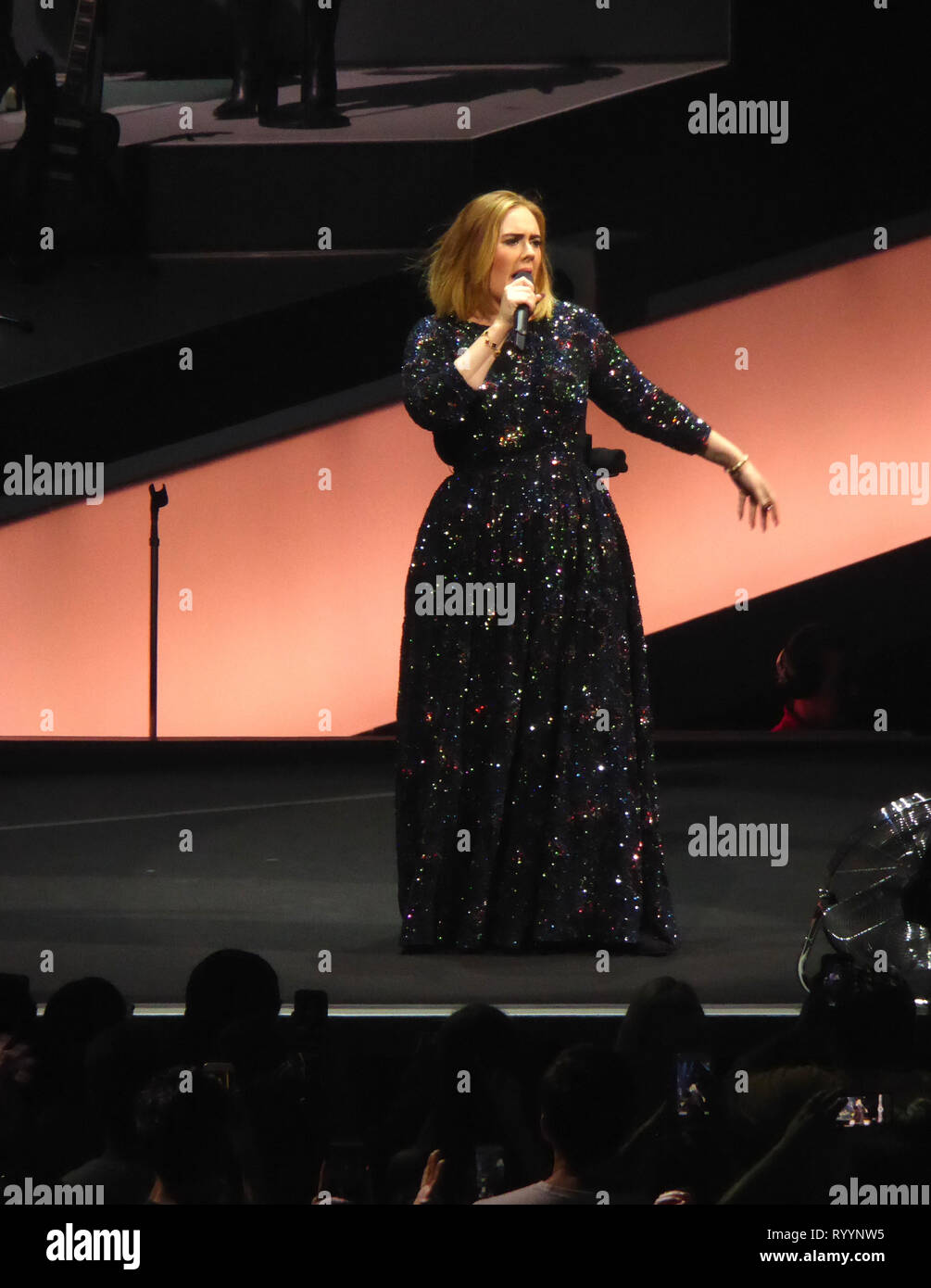 Adele live 2016 hi-res stock photography and images - Alamy