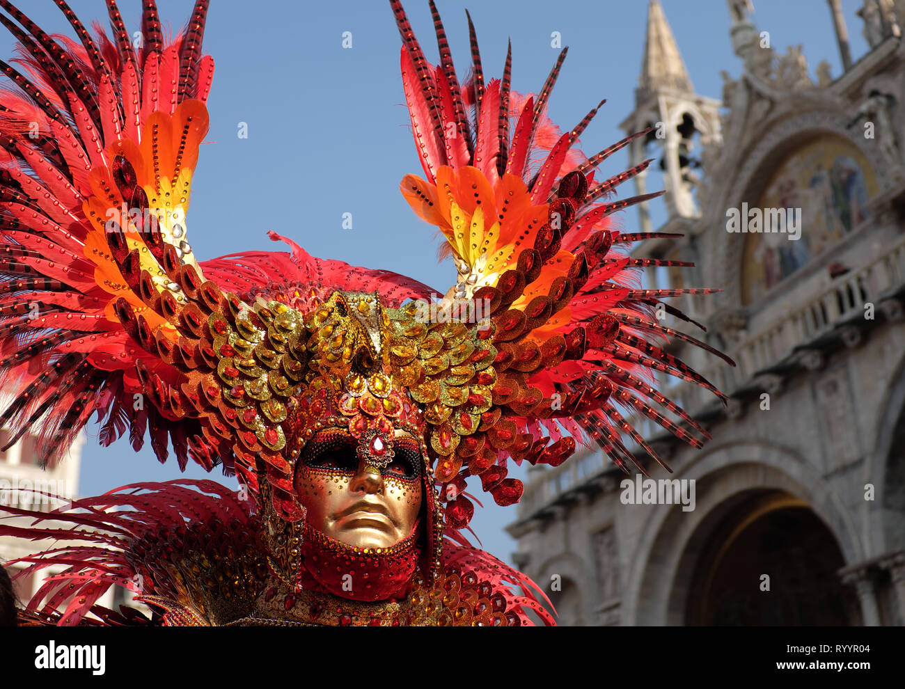 Un ritratto di uomo in costume di carnevale e cappello piumato, Venezia,  Veneto, Italia Foto stock - Alamy