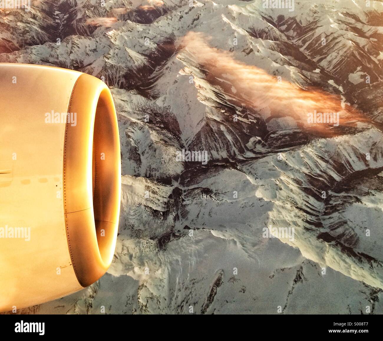Engine flying hi-res stock photography and images - Alamy