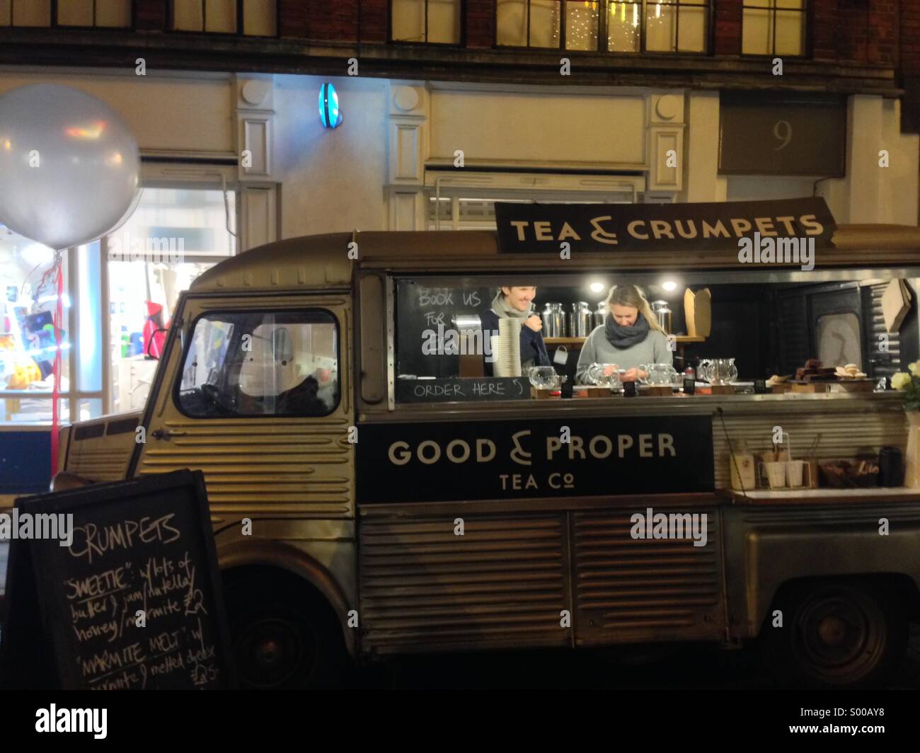Teas and crumpets, old fashioned food van Stock Photo Alamy
