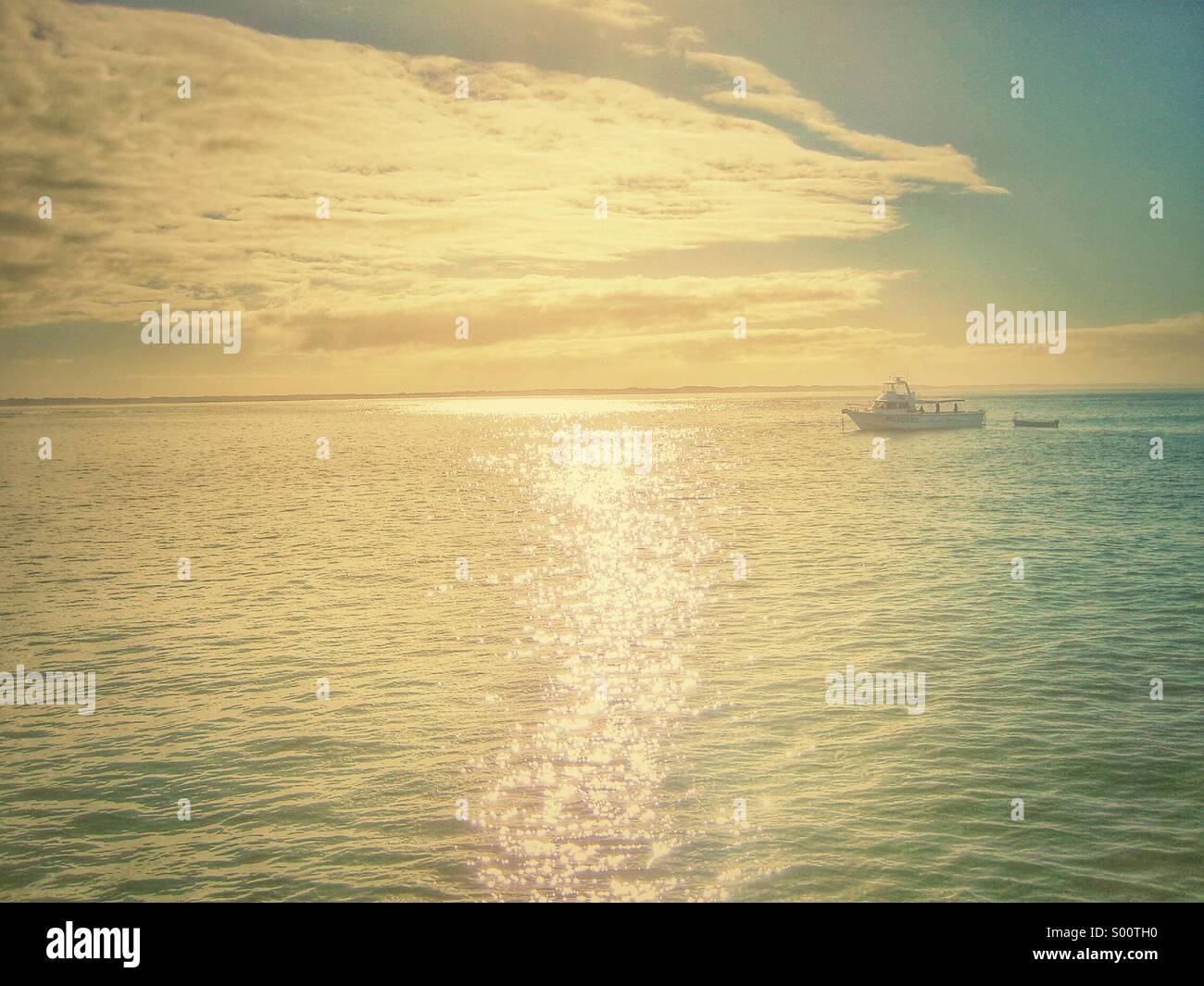 Sunrise over ocean hi-res stock photography and images - Alamy