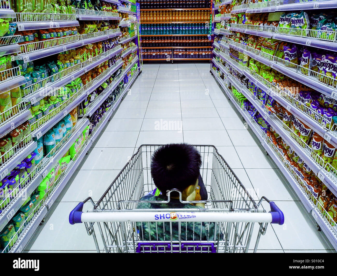 Riding in shopping cart hi-res stock photography and images - Alamy