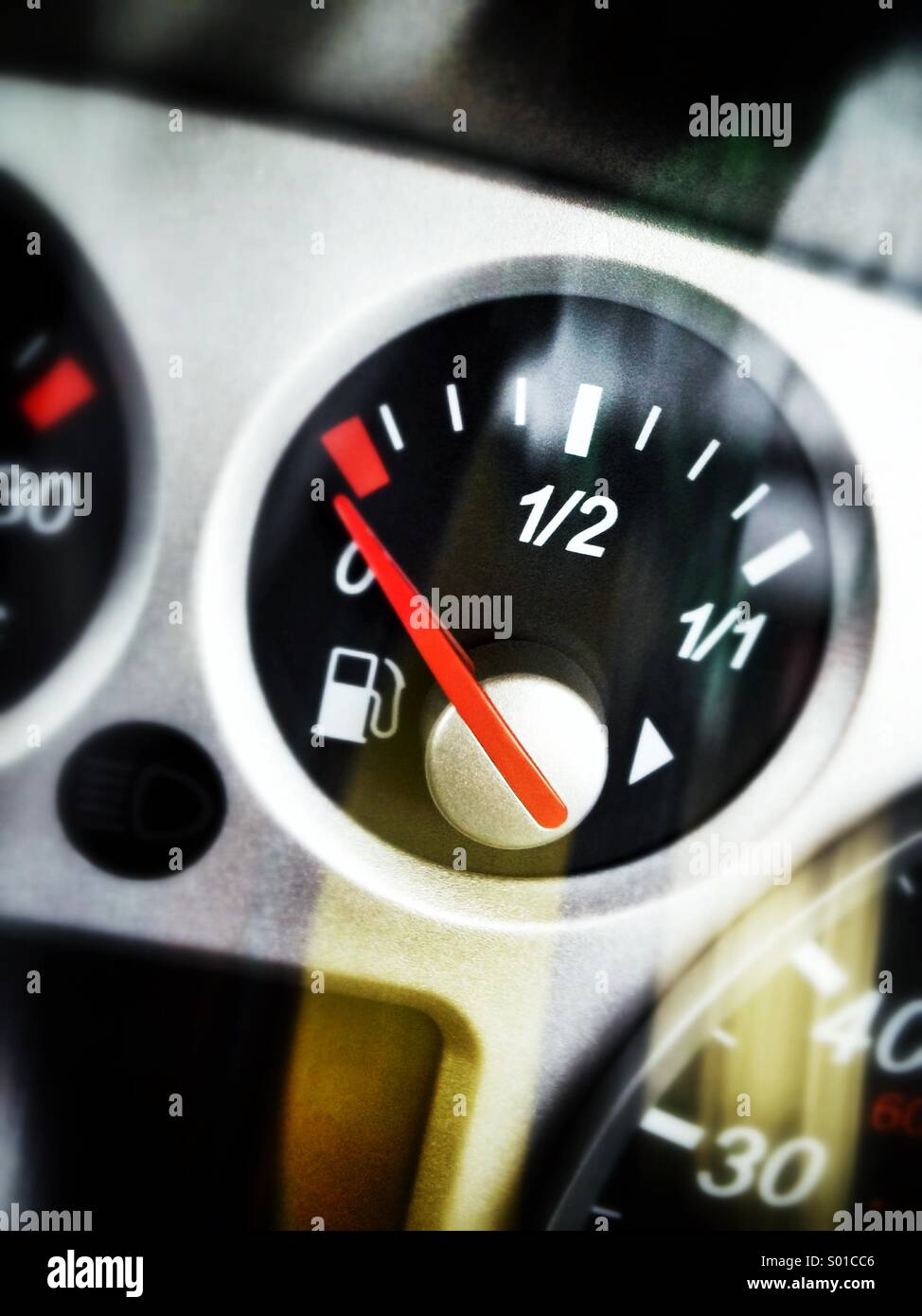 Empty tank dashboard hires stock photography and images Alamy