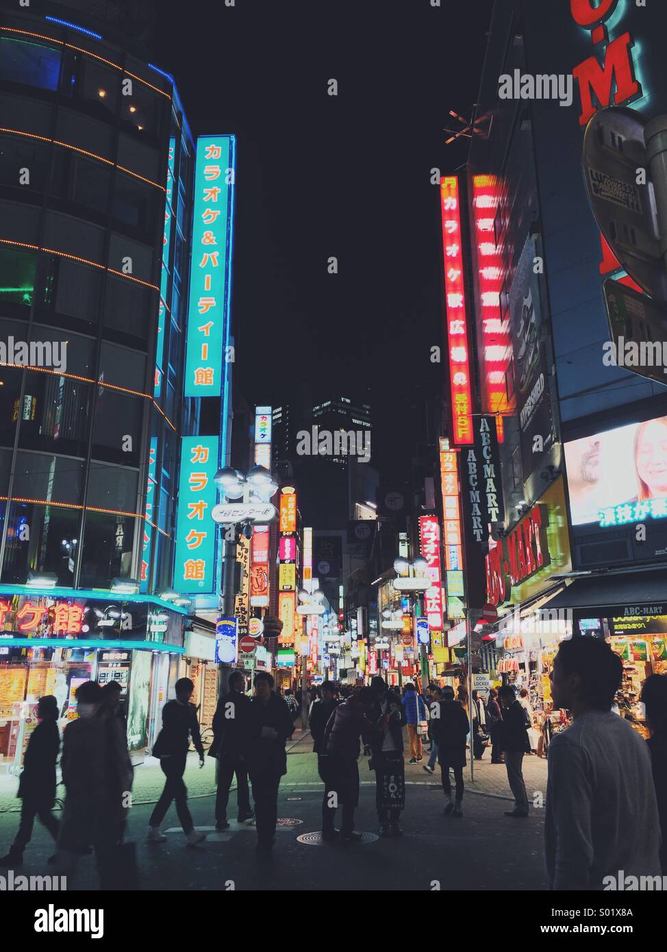 Night time neon lights and crowds in Centre Gai, Tokyo Stock Photo