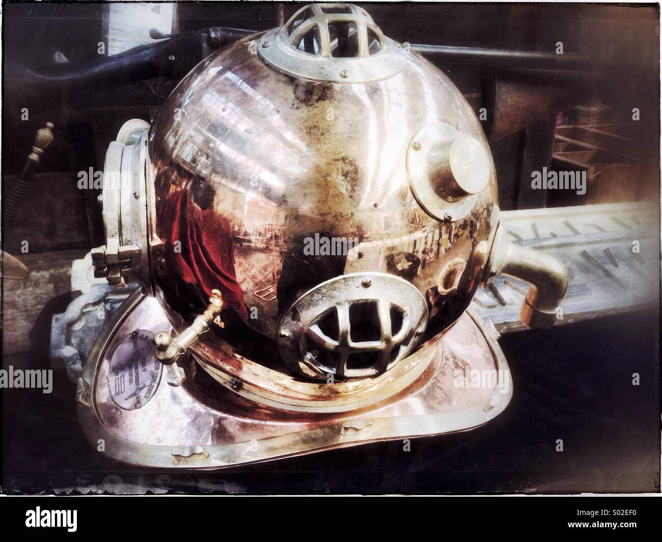 Divers helmet hi-res stock photography and images - Alamy