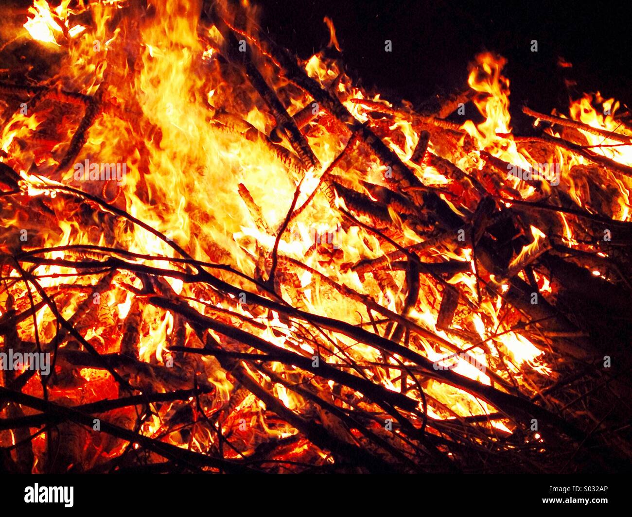 Wildfire out of control fire burning trees and brush Stock Photo - Alamy