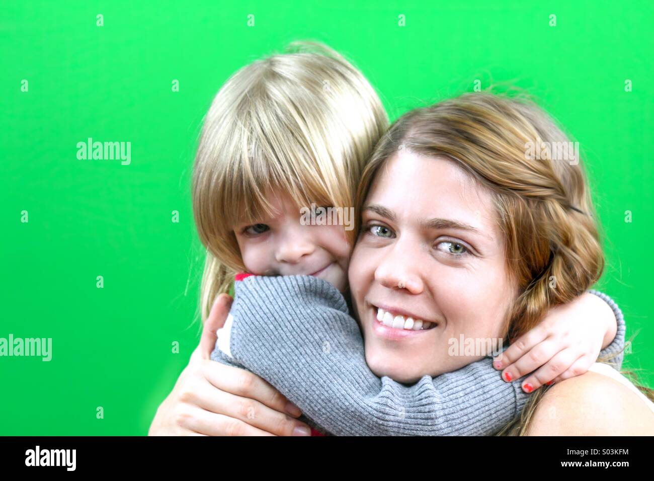 Mom and daughter hugging Stock Photo - Alamy