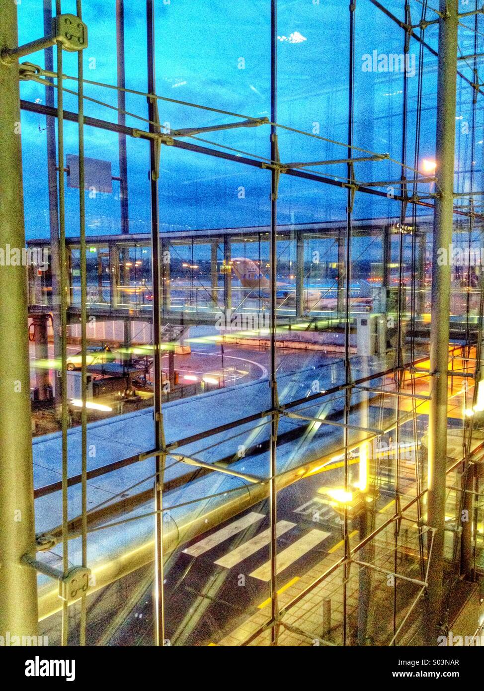 Airport terminal window hi-res stock photography and images - Alamy