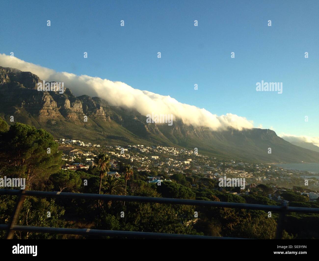 Camps bay table mountain hires stock photography and images Alamy