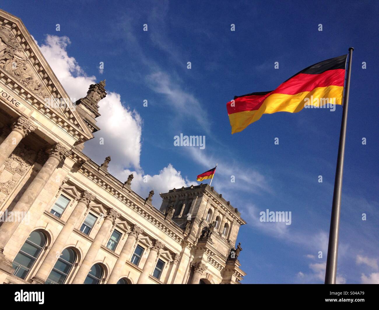Германия дополнительная информация. Германия флаг университет. Флаг Германии на Рейхстаге. Германия флаг Бундестаг. Флаг Мюнхена Германия.