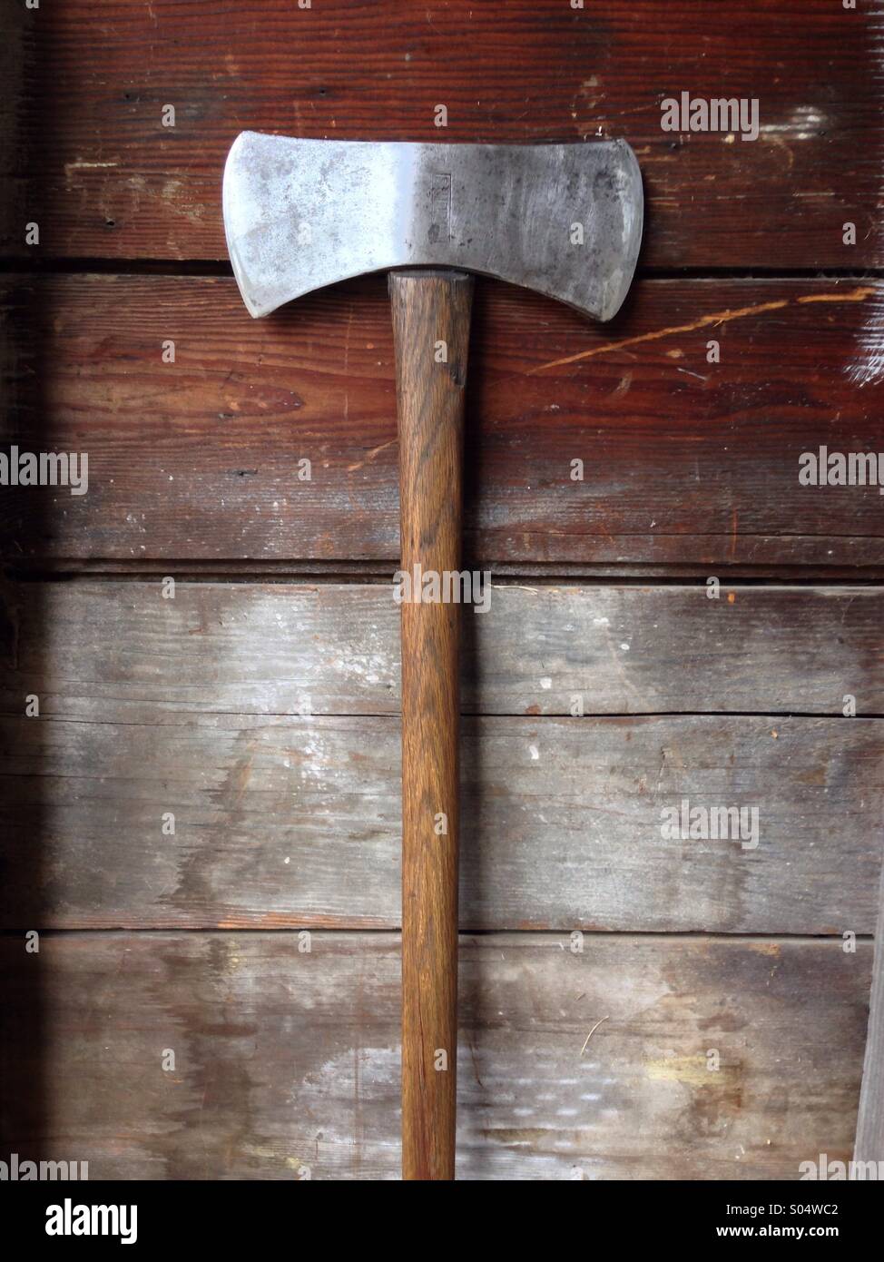 Double bit axe hi-res stock photography and images - Alamy