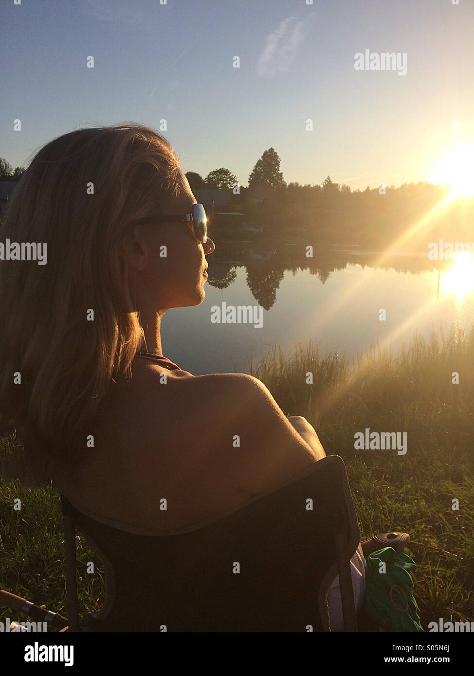 Girl watching sunset hi-res stock photography and images - Alamy