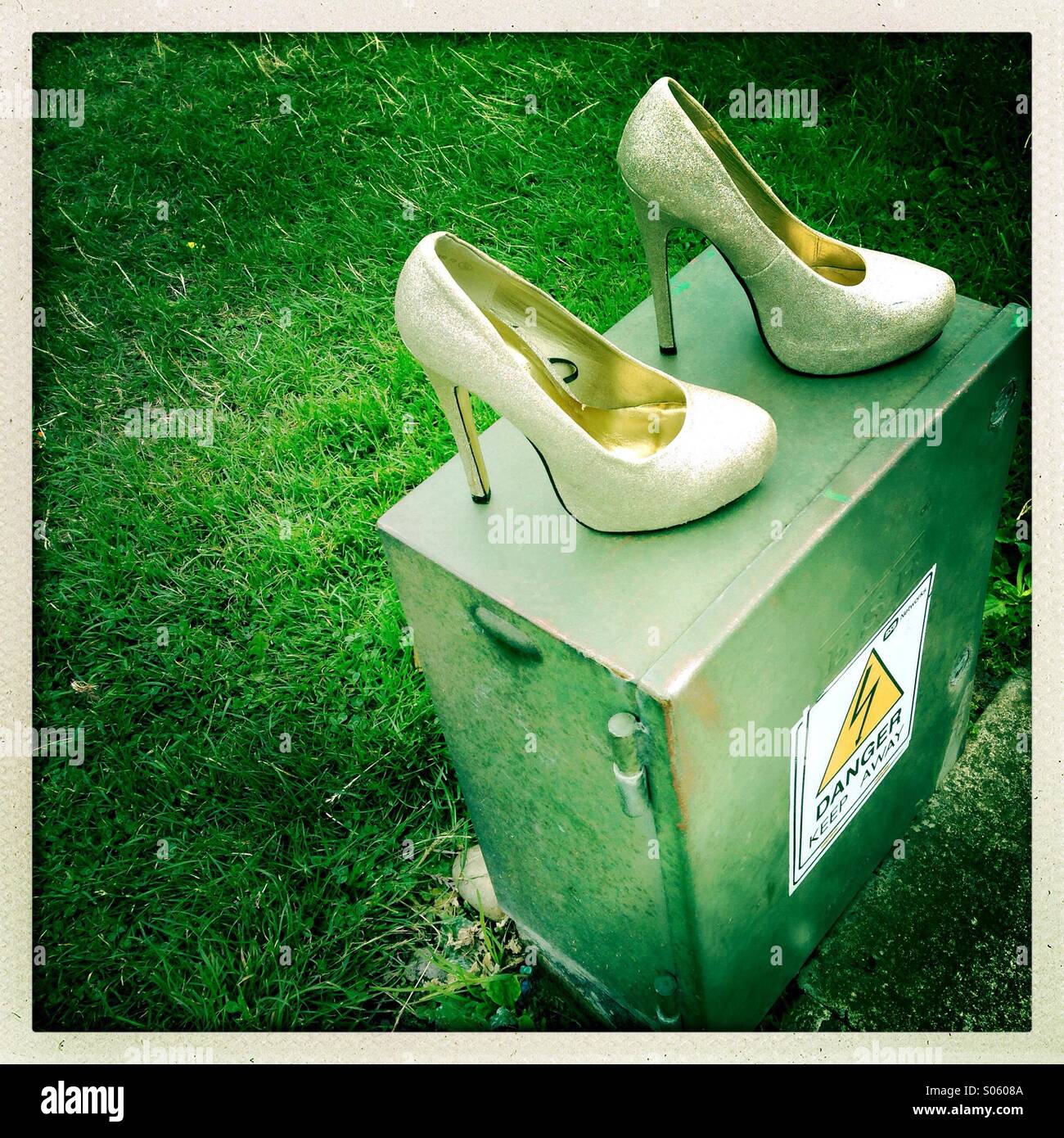 Une jeune fille dans la rue enlève ses souliers et met en vacances  chaussures Photo Stock - Alamy