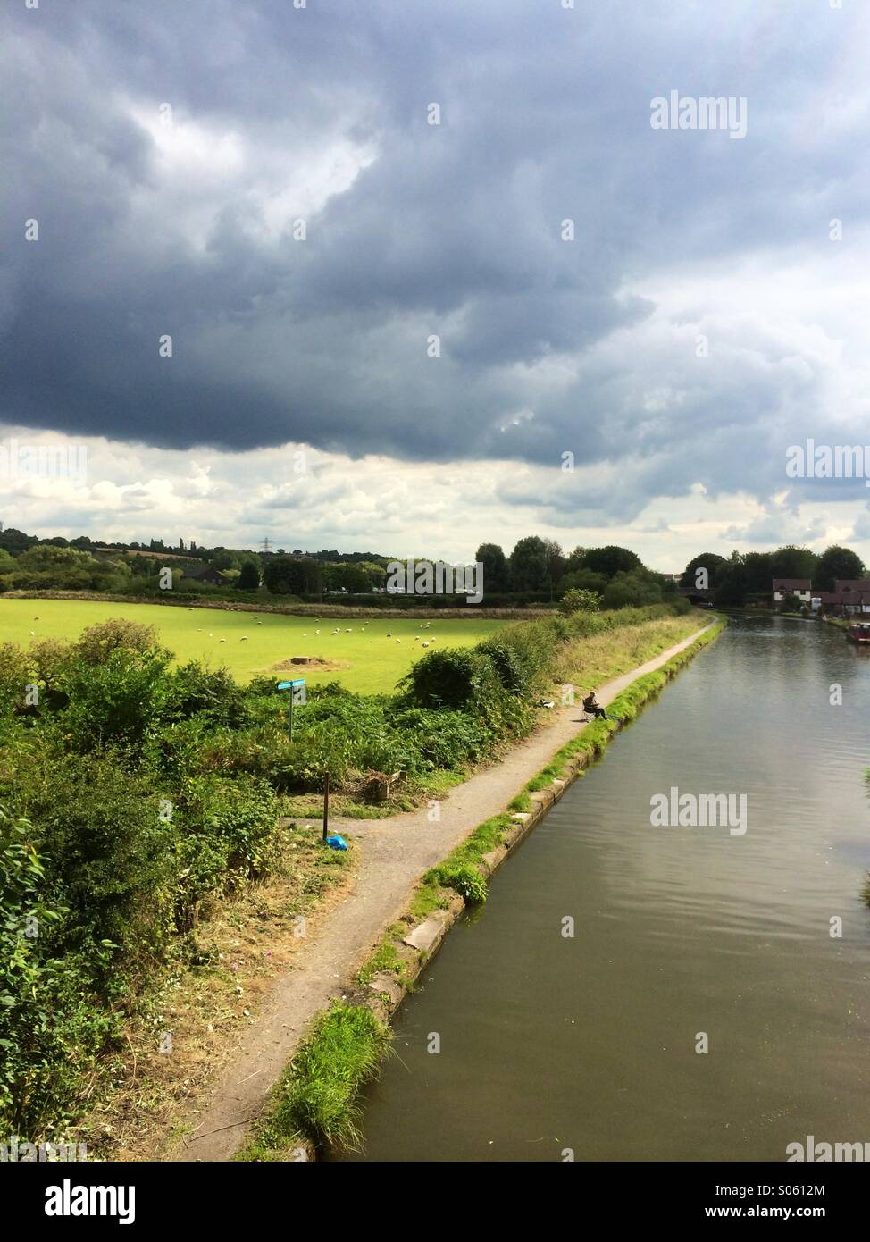 Canal side trees hi-res stock photography and images - Alamy