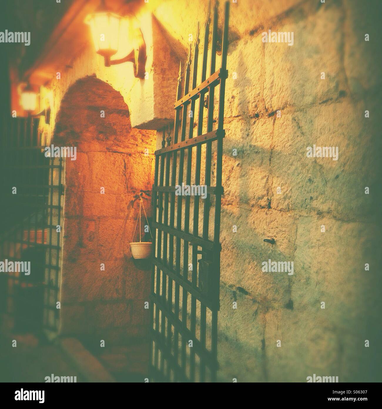 Old tavern exterior at night Stock Photo - Alamy Old tavern exterior at night Stock Photo - Alamy