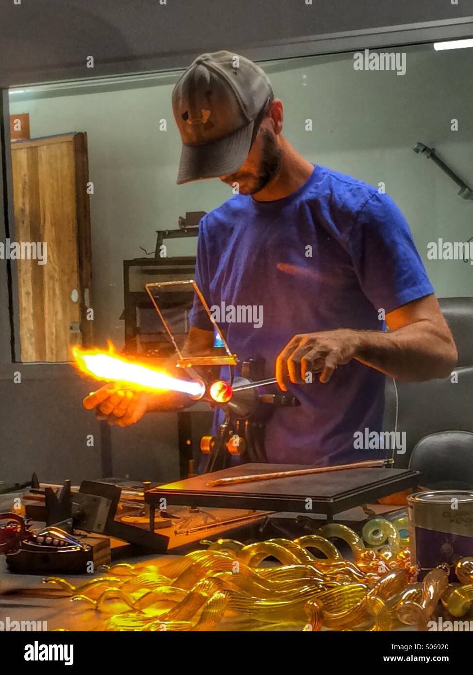 Artist glass blowing hi-res stock photography and images - Page 11