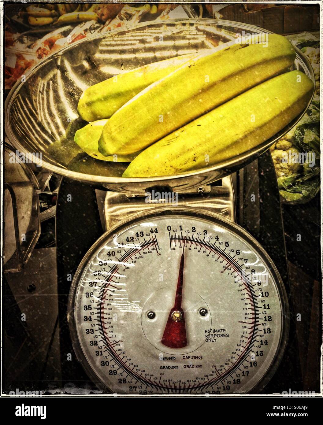 Bananas scale store hi-res stock photography and images - Alamy