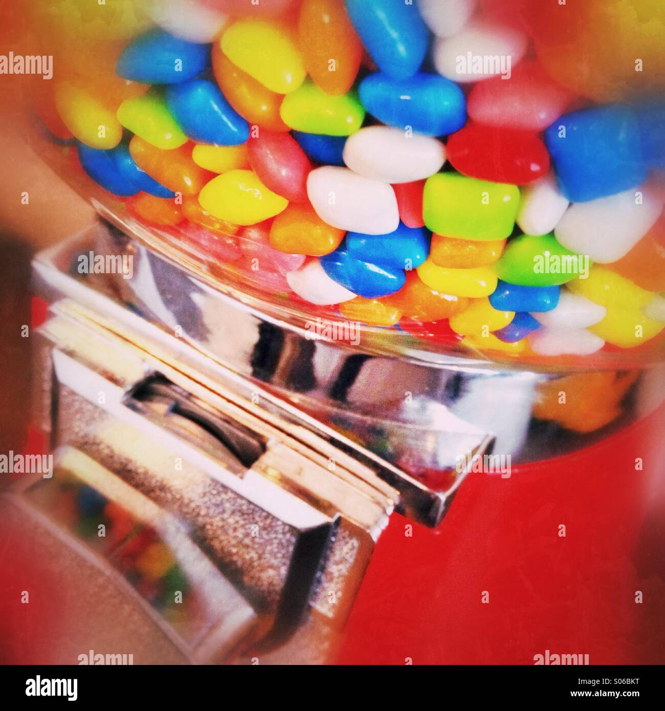 Old fashioned vending machine hi-res stock photography and images - Alamy