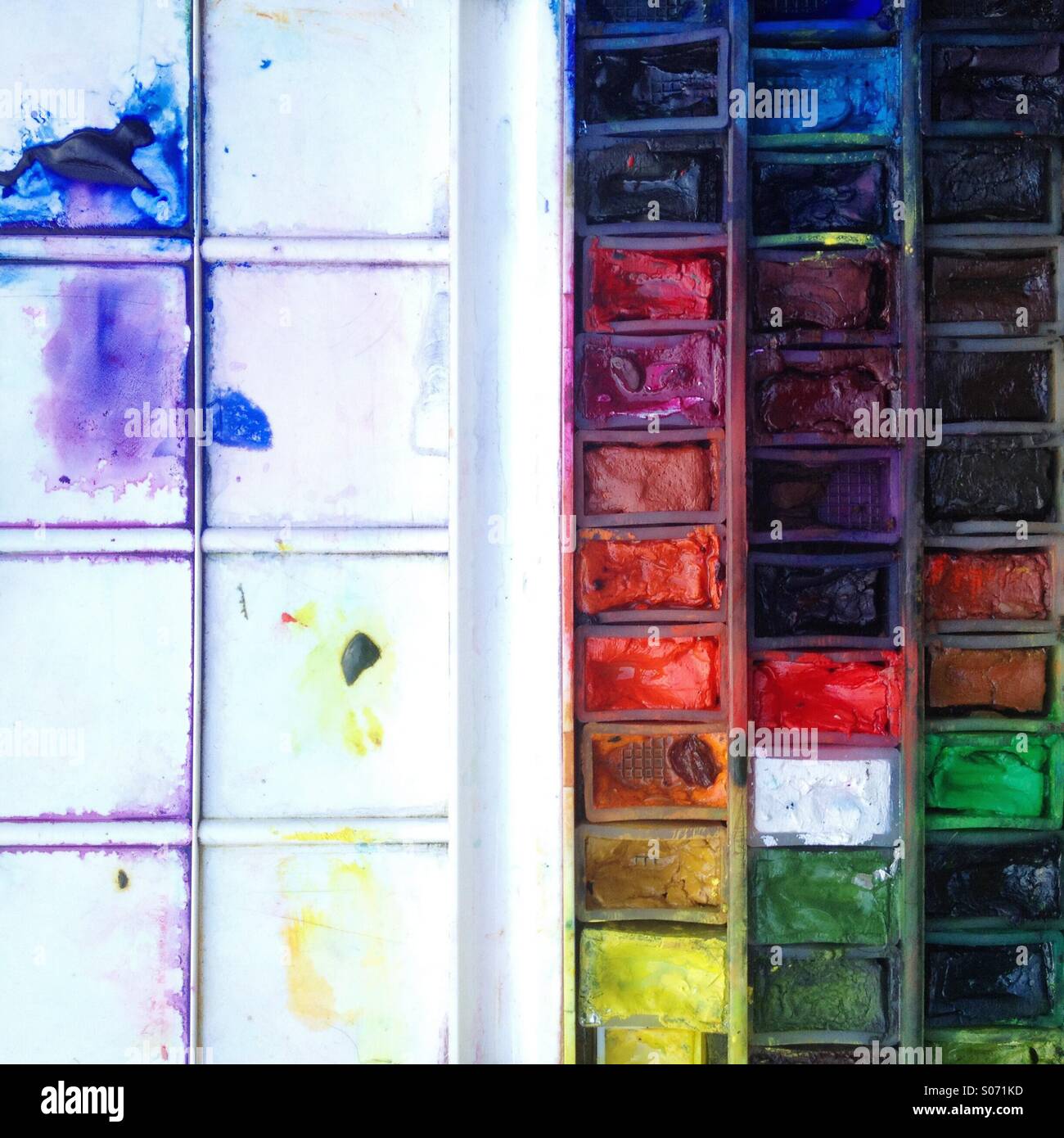 Well used artists watercolour paint palette Stock Photo Alamy