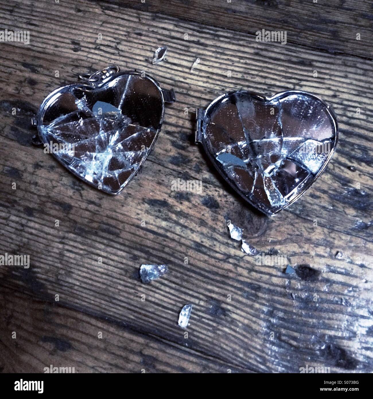 Heart mirror broken hi-res stock photography and images - Alamy, image size:1300x1390