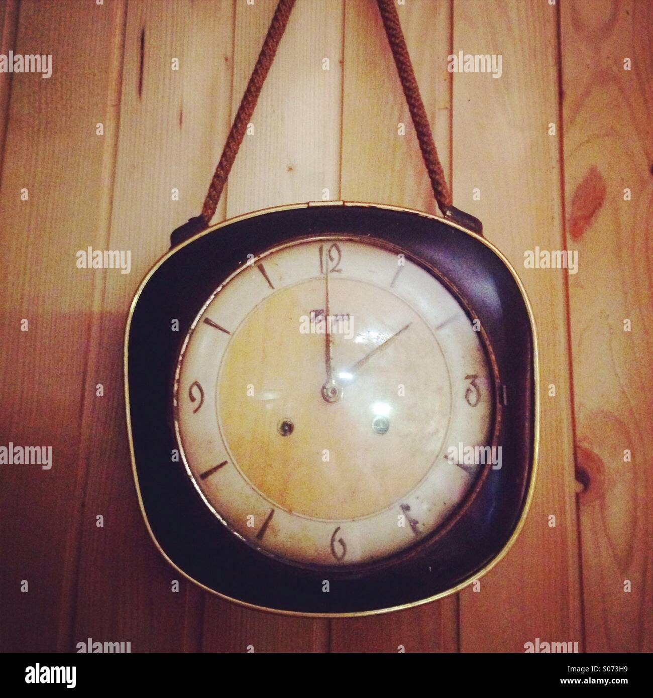 Vintage wall clock hi-res stock photography and images - Alamy