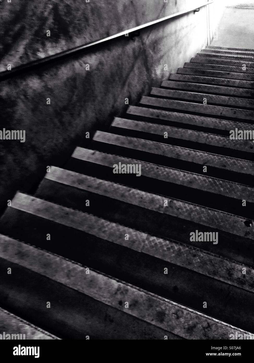 Stairs going down, in black and white Stock Photo - Alamy