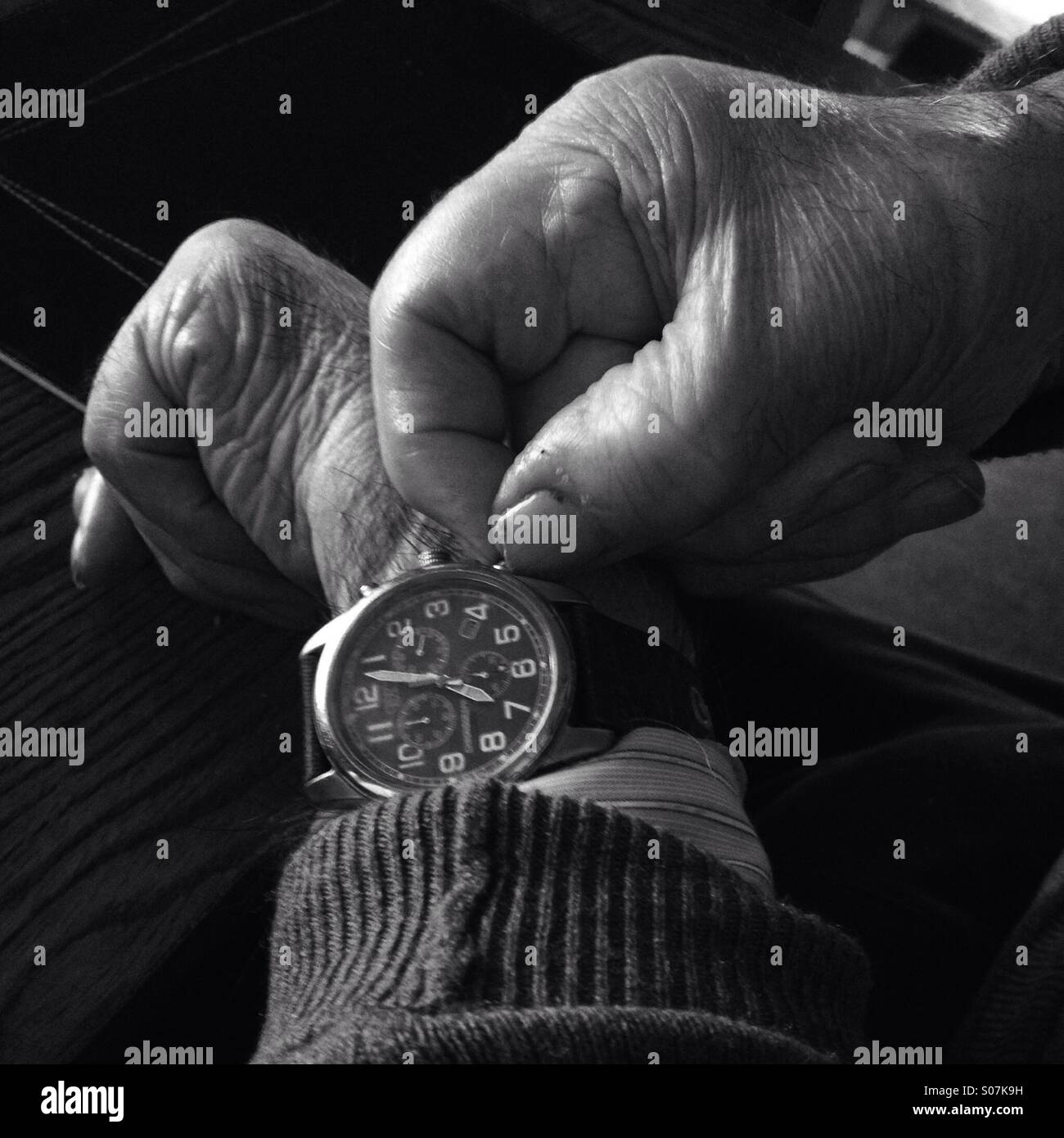 Setting the time hires stock photography and images Alamy