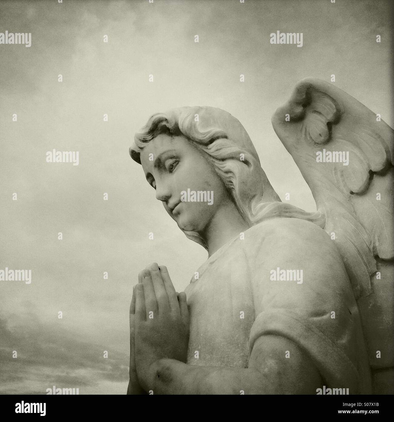Angel statue black and white hi-res stock photography and images - Alamy