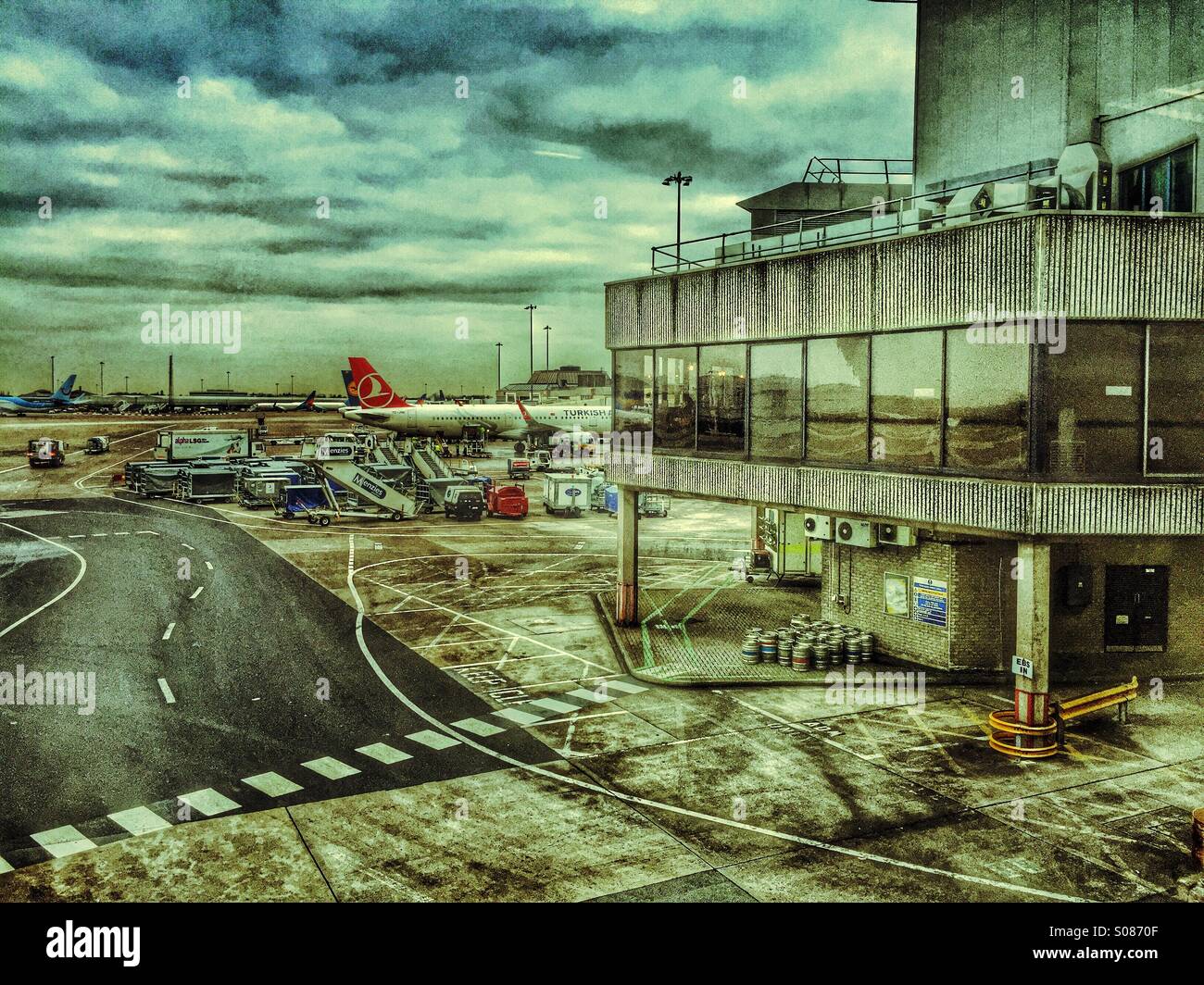 Manchester airport terminal T1 Stock Photo - Alamy