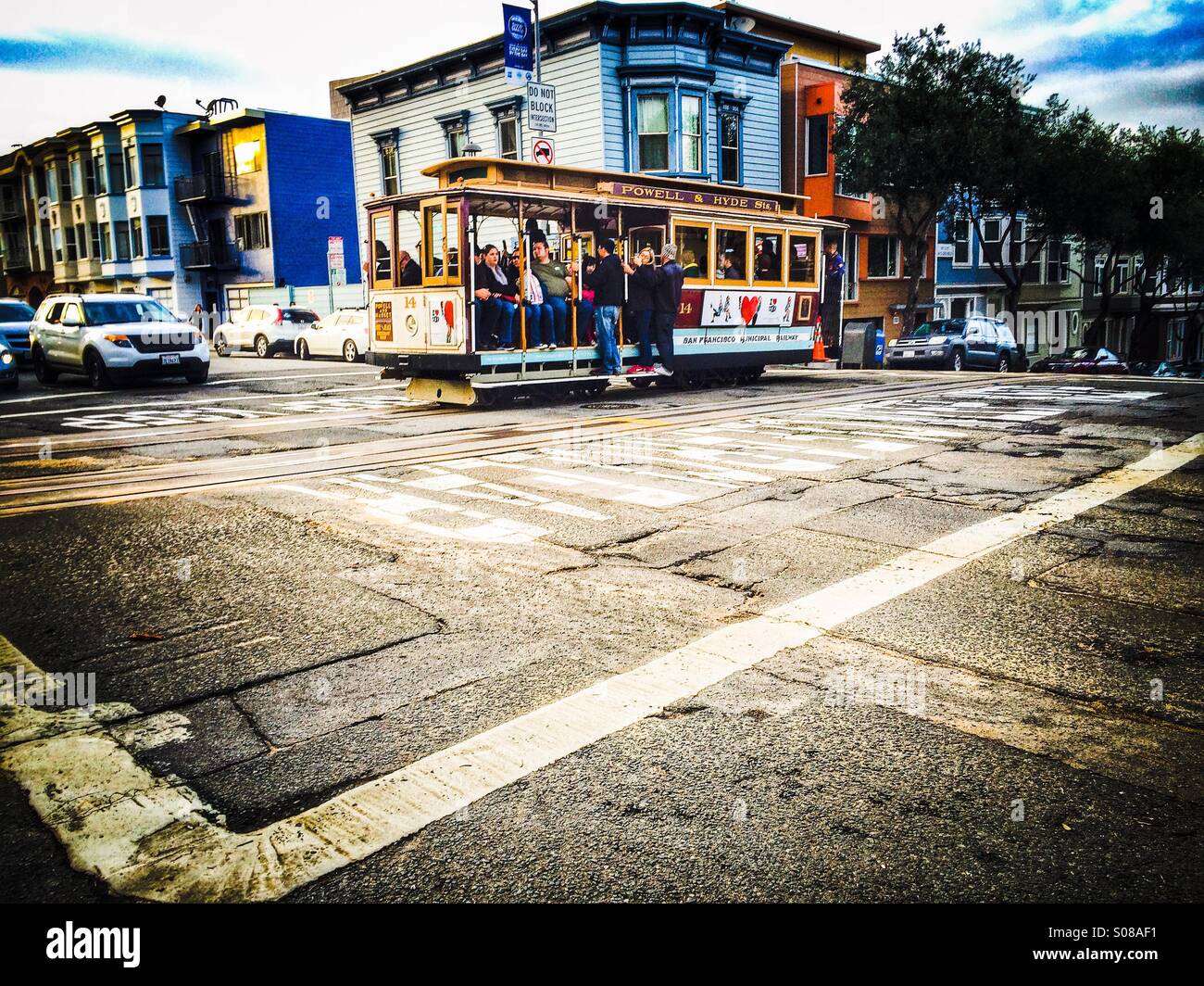 Powell Hyde cable car crossing the intersection of Hyde St and Bay St